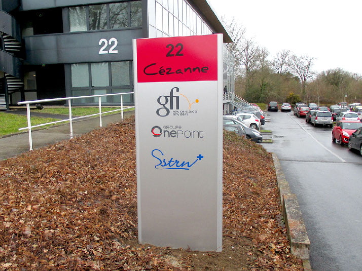 totem-signaletique714 Totem de bureaux avec plusieurs enseignes